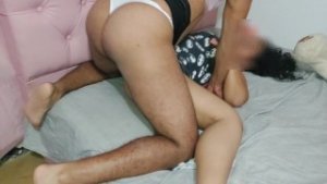 Mi amigo travesti también me da guevo cuando mi esposo trabaja