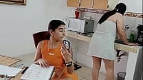 Hijastra cachonda se masturba mientras su madrastra habla por teléfono SQUIRT